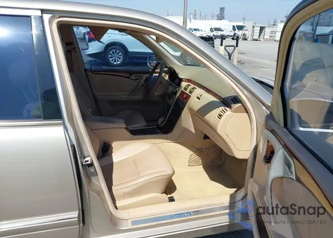 2001 Mercedes-Benz E 320 из США, поврежденный, VIN WDBJF65J61B369635